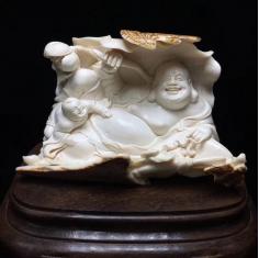 猛犸象牙-弥勒佛摆件-童子戏弥勒 雕刻荷花表示和谐 弥勒佛表示“量大福大”，提醒世人学习包容。