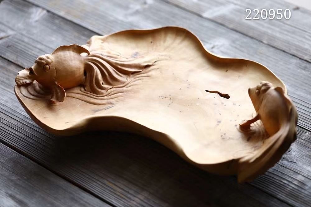 金玉满堂 | 果盘 黄杨木整料手工雕刻水里的两条金鱼，做成果盘的功能，寓意金玉满堂。