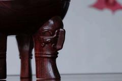三足战炉 | 薰鼎炉 印度小叶紫檀一木挖制，高密度材质 器型三足鼎立 自带一体底座，大气磅礴造型独特 全品无瑕疵。