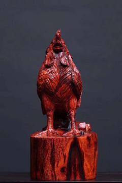 金鸡报晓 小叶紫檀老料一木镂空制作 【规格】长11cm 宽10cm 高23cm                 净重2.23斤 