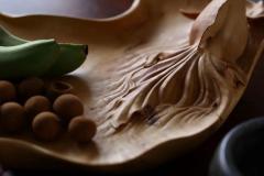 金玉满堂 | 果盘 黄杨木整料手工雕刻水里的两条金鱼，做成果盘的功能，寓意金玉满堂。 
