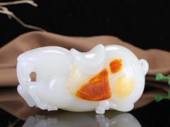 【羊脂玉.马到成功】羊脂玉马手把件 玉质温润细腻 油性十足 精工雕琢 骏马神韵非凡，雕刻细致生动。雕工线条简约干练，刻画逼真、骏马神气俊朗，大气非凡。寓意马到成功。重264克  尺寸93.5-42-46mm Fsf211901