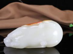 【羊脂玉.马到成功】羊脂玉马手把件 玉质温润细腻 油性十足 精工雕琢 骏马神韵非凡，雕刻细致生动。雕工线条简约干练，刻画逼真、骏马神气俊朗，大气非凡。寓意马到成功。重264克  尺寸93.5-42-46mm Fsf211901