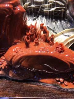 五彩老挝石 题材巜高山流水》 尺寸：40–36–27厘米 纯天然质的，雕工立体！