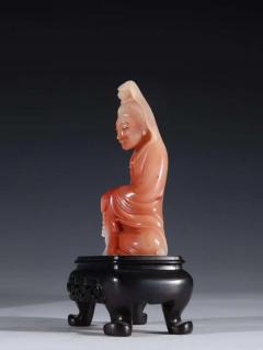 回流 芙蓉石 观音 造像 规格：高10.8cm 宽6cm 厚3cm 重212克 此观音立像以寿山石为材，石色纯正，凝腻温润。观音开脸饱满，法相端严，头束高髻，双耳垂肩，神态慈祥，颈佩璎珞，身披长袍，衣纹处理流畅自然。观音双手交握，自在而立。