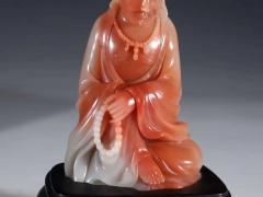 回流 芙蓉石 观音 造像 规格：高10.8cm 宽6cm 厚3cm 重212克 此观音立像以寿山石为材，石色纯正，凝腻温润。观音开脸饱满，法相端严，头束高髻，双耳垂肩，神态慈祥，颈佩璎珞，身披长袍，衣纹处理流畅自然。观音双手交握，自在而立。