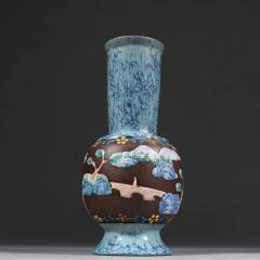 旧藏 紫砂烤蓝绘山水图花瓶。 规格：高20cm 腹径8.5cm  旧藏 老紫砂烧蓝花纹茶壶，做工精美，线条流畅，整体造型古朴典雅，此瓶雄健严谨，大雅而深意无穷，散发着东方艺术大气简洁的美，整体造型熠熠生辉。品相完好，杯身圆润，包浆自然。