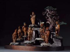 臻品 回流 收藏精品 寿山石八仙 一套 规格：单个高11宽4.7 厚2.8cm 重1054克（底座重5.7Kg） 取上乘寿山石为材，雕琢八仙，开脸传神，神态自若，个有本事，器身描金，整器包浆均匀，搭配底座陈设果效极好，一套保存完好，实属不易