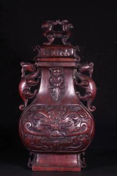 【旧藏沉香雕兽面赏瓶】 尺寸：高29.5cm 宽8.21cm 长15cm， 重：434.5克 极品沉香，包浆黝黑光亮，油份十足，香味浓郁可人，花瓶整料雕刻，四面精雕瑞兽，精工细作，匠心独具，品相高端，收藏价值极高。