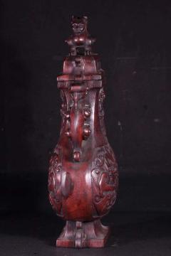 【旧藏沉香雕兽面赏瓶】 尺寸：高29.5cm 宽8.21cm 长15cm， 重：434.5克 极品沉香，包浆黝黑光亮，油份十足，香味浓郁可人，花瓶整料雕刻，四面精雕瑞兽，精工细作，匠心独具，品相高端，收藏价值极高。
