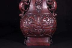 【旧藏沉香雕兽面赏瓶】 尺寸：高29.5cm 宽8.21cm 长15cm， 重：434.5克 极品沉香，包浆黝黑光亮，油份十足，香味浓郁可人，花瓶整料雕刻，四面精雕瑞兽，精工细作，匠心独具，品相高端，收藏价值极高。