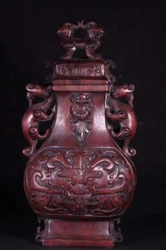 【旧藏沉香雕兽面赏瓶】 尺寸：高29.5cm 宽8.21cm 长15cm， 重：434.5克 极品沉香，包浆黝黑光亮，油份十足，香味浓郁可人，花瓶整料雕刻，四面精雕瑞兽，精工细作，匠心独具，品相高端，收藏价值极高。