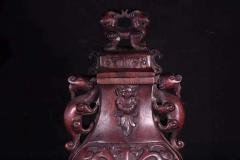 【旧藏沉香雕兽面赏瓶】 尺寸：高29.5cm 宽8.21cm 长15cm， 重：434.5克 极品沉香，包浆黝黑光亮，油份十足，香味浓郁可人，花瓶整料雕刻，四面精雕瑞兽，精工细作，匠心独具，品相高端，收藏价值极高。
