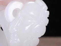 12500【羊脂玉.手握江山】羊脂玉扳指 玉质温润细腻 油性十足 精工雕刻 拳头紧握 努力上进 功成名就。重30克 内径21.5尺寸34-12mm