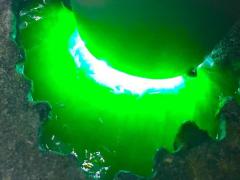 JF2129号146克精品莫湾基大面积开窗冰阳绿戒面品质挂件料，品相好，无裂纹，大面积开窗种老起胶，色相当辣，水头充足，冰冰透透，满绿，直接出货，尺寸5*5*3cm