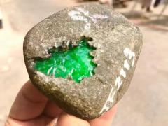 JF2129号146克精品莫湾基大面积开窗冰阳绿戒面品质挂件料，品相好，无裂纹，大面积开窗种老起胶，色相当辣，水头充足，冰冰透透，满绿，直接出货，尺寸5*5*3cm