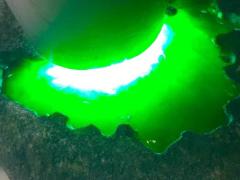 JF2129号146克精品莫湾基大面积开窗冰阳绿戒面品质挂件料，品相好，无裂纹，大面积开窗种老起胶，色相当辣，水头充足，冰冰透透，满绿，直接出货，尺寸5*5*3cm