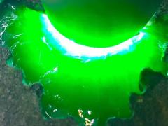 JF2129号146克精品莫湾基大面积开窗冰阳绿戒面品质挂件料，品相好，无裂纹，大面积开窗种老起胶，色相当辣，水头充足，冰冰透透，满绿，直接出货，尺寸5*5*3cm