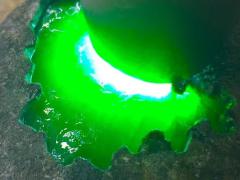 JF2129号146克精品莫湾基大面积开窗冰阳绿戒面品质挂件料，品相好，无裂纹，大面积开窗种老起胶，色相当辣，水头充足，冰冰透透，满绿，直接出货，尺寸5*5*3cm