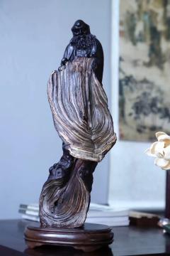 印度小叶紫檀｜达摩。  高油性老料，形韵自然。 保留天然皮壳，难得特色造型。 规格;长14宽13高41，重4.7斤。 