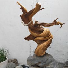 精品崖柏摆件,镇宅神木,扭曲瘤花,象形舞神,书画家笔挂珠宝架,高约60厘米,重约30斤。一面看像挺肚守门大将军,另一面看像迎宾的童子,威风与喜悦并存。买后不寄垫台石。
